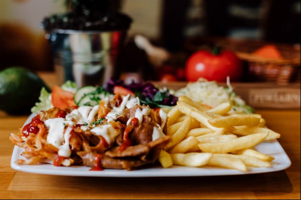 Efes Krakow ul Basztowa 17 - danie kebab z frytkami